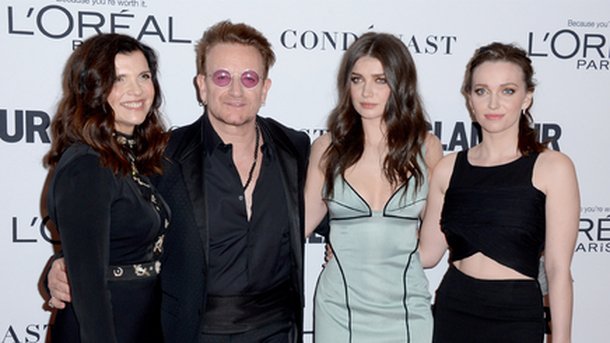 Bono : entouré des femmes de sa vie aux Women of the Year Awards!