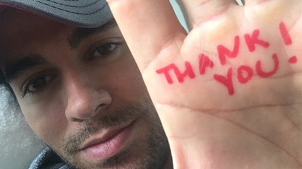 Enrique Iglesias protège une fan de ses propres gardes du corps!