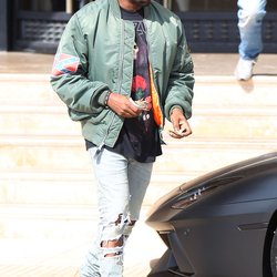 Kanye West se baladait avec un blouson, à Los Angeles en 2013