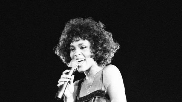 Retour sur le succès de "I Wanna Dance With Somebody (Who Loves Me)" de Whitney Houston