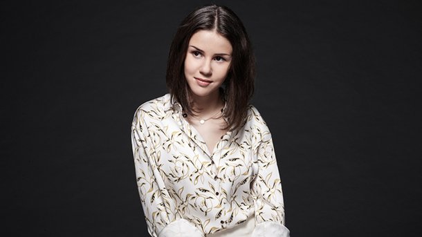 Marina Kaye: regardez le clip de «On My Own»