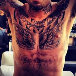 Chris Brown présente son dernier tatouage