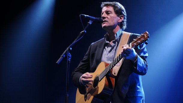 Francis Cabrel dévoile une délicate ballade romantique "A l'aube revenant"