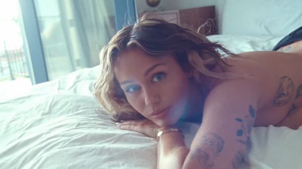 Miley Cyrus dévoile le clip de "Jaded" comme une suite à "Flowers"