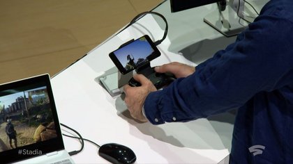 Le cloud gaming permet de jouer à un jeu en haute qualité quel que soit l'appareil (ici un smartphone, via Google Stadia), sans télécharger le jeu.