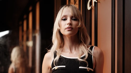 Angèle tease le titre “Love Triangle” et ses feats avant la sortie de son album