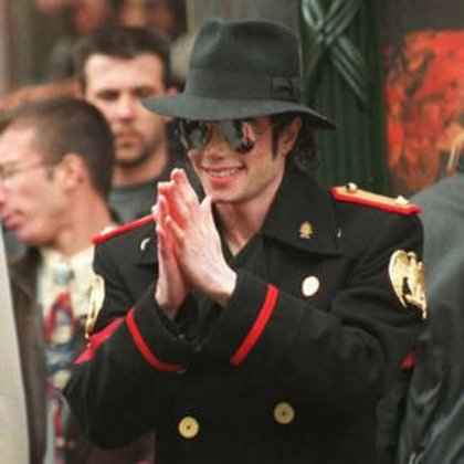 Michael Jackson saluant ses fans en 1997 à Paris