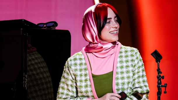 Billie Eilish aux Grammy : son look de scène inspiré d’une Barbie