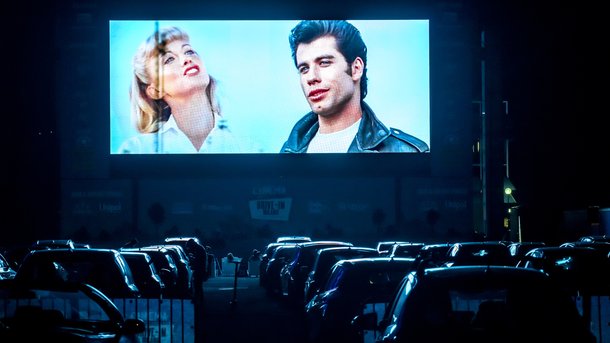 John Travolta bluffant en reprenant son personnage de "Grease", Danny Zuko