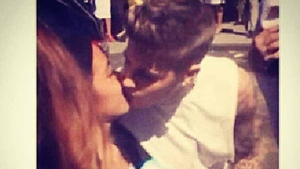Justin Bieber embrasse une fan!