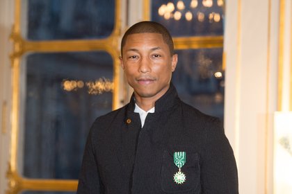Pharrell Williams reçoit la médaille d'officier des arts et des lettres
