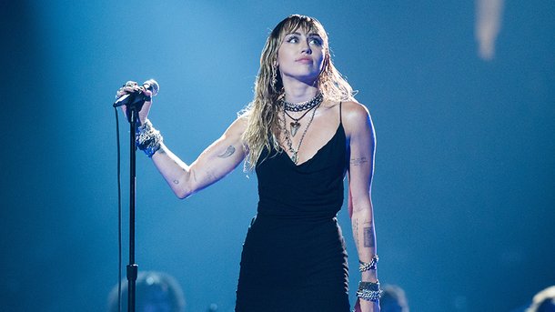 Miley Cyrus: de retour sur scène avec «Slide Away», elle éblouit son public