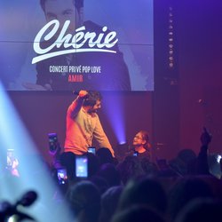 Amir invite une jeune fan sur scène 