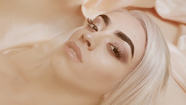 Bilal Hassani se lance un défi s’il remporte le prix de  «Révélation Francophone de l’année»!