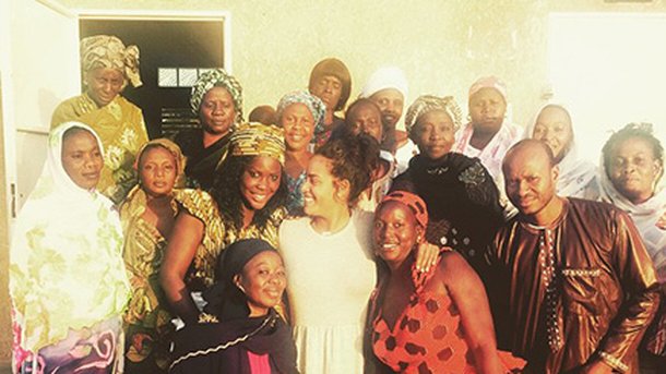 Amel Bent : au Sénégal pour la bonne cause!