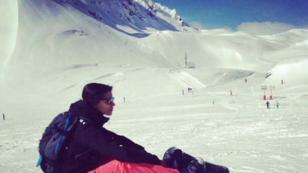 Shy'm fait une pause à la montagne