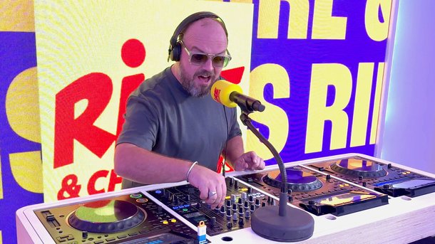Alban Ivanov est aussi DJ. Extrait du set exclusif sur Rire & Chansons, dans  L’Afterwork du Rire