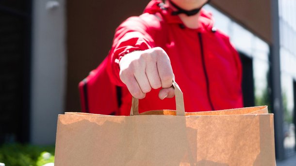 Les infos du Réveil Chérie : Elle a créé une appli de livraison de repas dans sa petite ville !