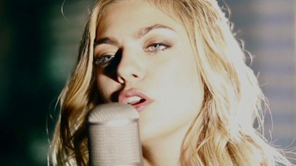 Louane: découvrez deux extraits de «Rester Seule», titre inédit de sa réédition!