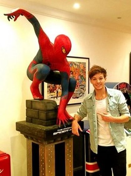 Louis Tomlinson pose avec spiderman