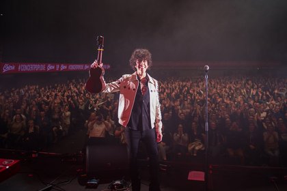 LP et son public sur la scène du Concert privé Pop Love de Trélazé.