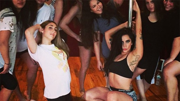 Lady Gaga : pole dance sexy et striptease!