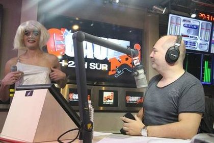 Lundi 9 Mars 2015 Cauet fête la journée de la femme