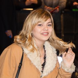 Louane arrive à l'avant-première du film La La Land
