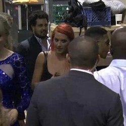 Taylor Swift tire la langue lors d'un baiser entre Justin Bieber et Selena Gomez