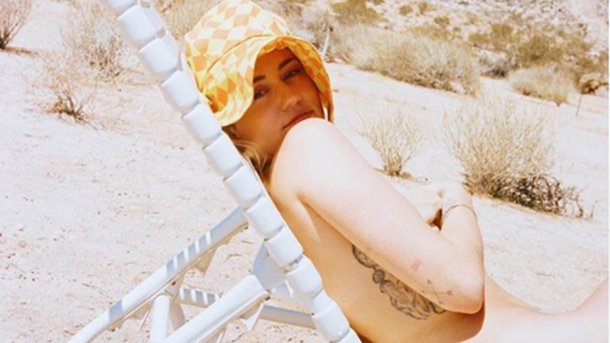 Miley Cyrus  pose nue dans le désert pour annoncer le festival «Woodstock 50»