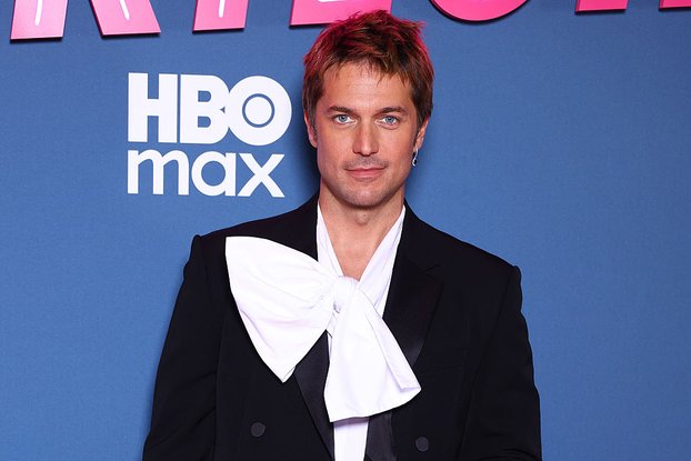 Lucas Bravo à l'avant-première de  "Merteuil", à Paris