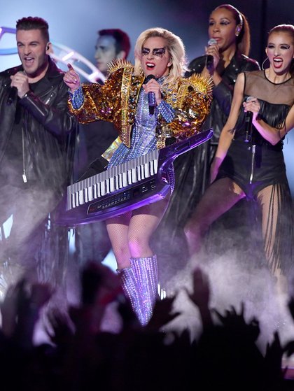 Lady Gaga sur scène à la mi-temps du Superbowl 2017