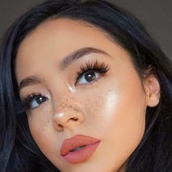 On mise sur des yeux de biche qui accentuent le regard.