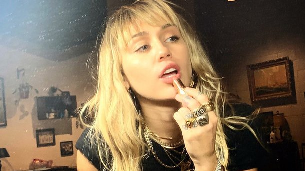 Miley Cyrus se confie sur la sobriété dans une nouvelle chanson