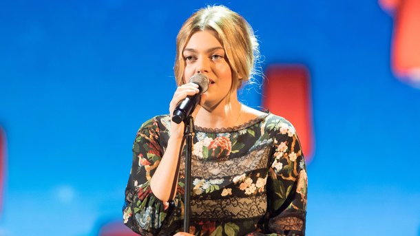 Louane invite ses fans dans les coulisses de sa tournée