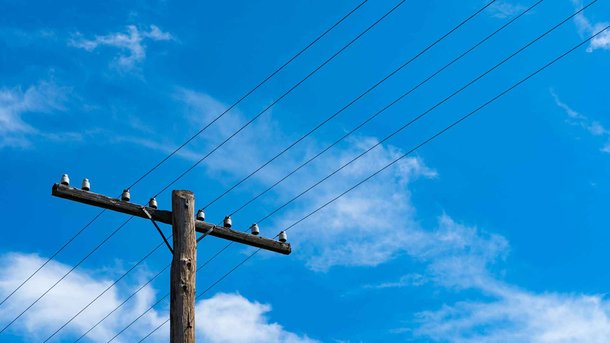 Les infos du Réveil Chérie : En Chine, un homme fait des abdos sur un poteau électrique et provoque une énorme panne !
