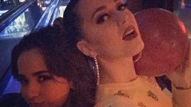 Katy Perry : soirée bowling avec Becky G!