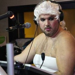 Lundi 9 Mars 2015 Cauet fête la journée de la femme