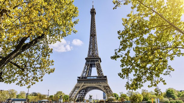 Les infos du Réveil Chérie : Anouk Garnier gravit la tour Eiffel et entre dans l’histoire !