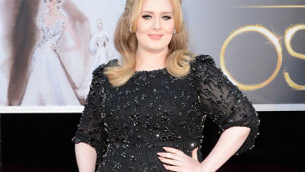Adele : déguisée en homme pour son anniversaire!