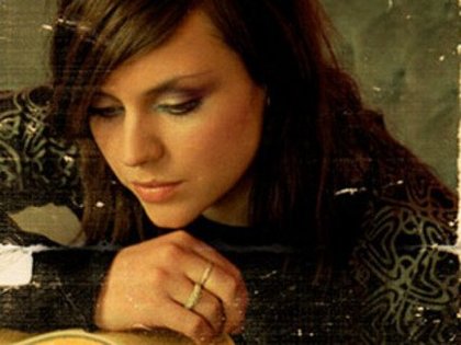 320x240-amy-macdonald