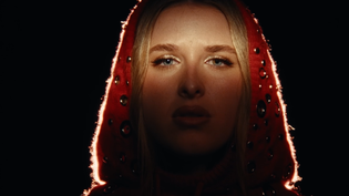 Helena : pourquoi porte-t-elle une capuche rouge dans son clip ?