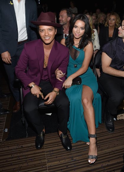 Bruno Mars et sa compagne Jessica Caban, à la 58e cérémonie des Grammy Awards en 2016