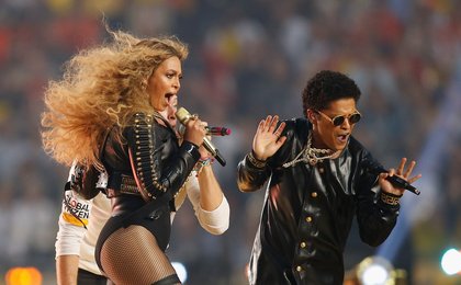 Bruno Mars, à la mi-temps du Super Bowl 2016, aux côtés de Beyoncé 