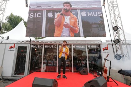 Claudio Capéo chez Manu dans le 6/9 - NRJ Music Awards 2017