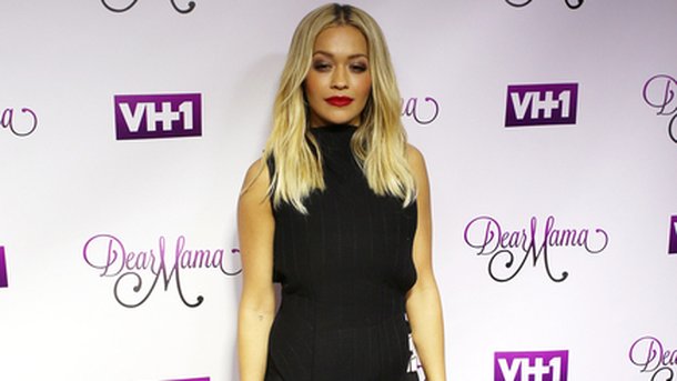 Rita Ora se fait enlever des tatouages!
