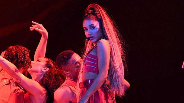Ariana Grande, en concert, rend hommage à Mac Miller et pleure