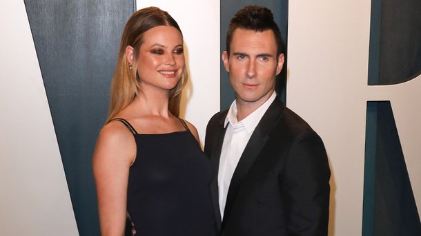 Adam Levine prend la pose en robe avec sa femme et ses filles