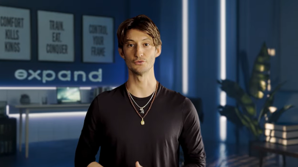 Après "Le Comte de Monte Cristo", Pierre Niney se transforme en "Gourou"