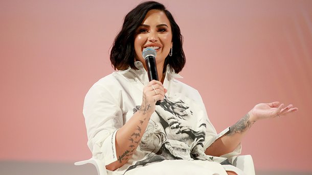 Demi Lovato amoureuse: des photos de son escapade avec Max Ehrich dévoilées